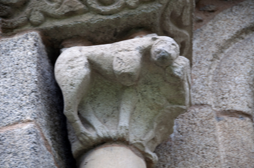 Capitel de la ventana este del ábside de la iglesia de  Ferreira do Panton